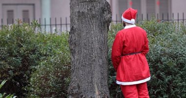 على طريقة "تحت الكوبرى".. شاهد بالصور بابا نويل يتبول بشوارع لندن