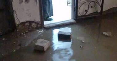 مياه الصرف الصحى تغرق مكتب صحة رابع بملوى فى المنيا