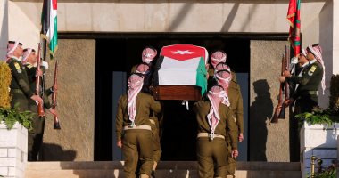 ملك الأردن يشهد مراسم عسكرية لدفن رفات شهيد من أبطال معارك القدس