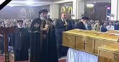 البابا تواضروس يبدأ صلوات الجنازة على أرواح شهداء تفجير  البطرسية
