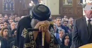 بالفيديو..البابا تواضروس يبكى خلال صلوات جنازة شهداء البطرسية 