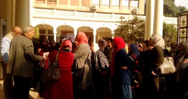 المعلمون المغتربون يتظاهرون أمام "التعليم" للمطالبة بالعودة لمحافظاتهم