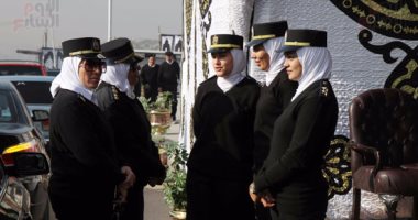 الشرطة النسائية توزع ورود على السيدات بالشوارع بمناسبة عيد الأم