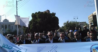 بالفيديو والصور .. محافظ قنا يتقدم مسيرة للتنديد بالإرهاب