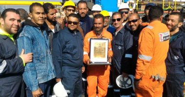العاملون بترسانة بورسعيد البحرية يهدون "مميش" مصحفًا بعد نجاح الكوبرى العائم