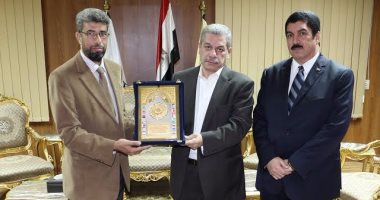 جامعة الدول العربية تكرم رئيس جامعة بنى سويف