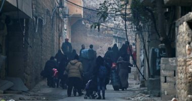 الألاف من سكان شرق حلب ينتظرون استئناف عملية الاجلاء وسط ظروف مأساوية