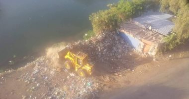 قارئ يرصد القاء القمامة بنهر النيل بقرية كفر الجنينه