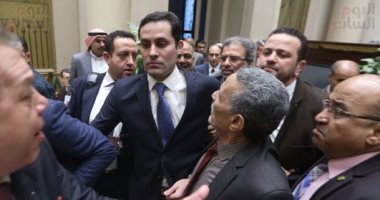 بالصور.. النائب أحمد الطنطاوى يدخل جلسة البرلمان بصحبة الوكيلين بعد طرده