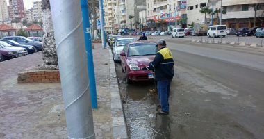 بالصور.. رفع مخلفات النوة وكسح المياه من شوارع أحياء الإسكندرية