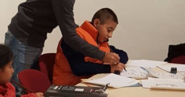 بالصور.. المركز الثقافى بأثينا يقدم ورش لتعليم الخط العربى للأطفال المصريين