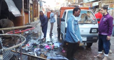 مجلس مدينة أسوان يبدأ رفع آثار ومخلفات حريق السوق السياحى