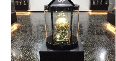 رونالدو يضع الكرة الذهبية بمتحفه الخاص فى البرتغال