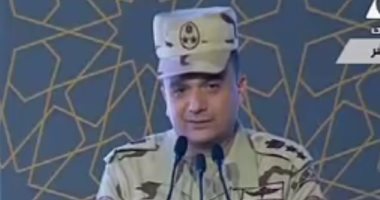 بالفيديو..السيسى يمازح ضابطاً قال فى خطابه "أهلا بالشدائد": "أهلا إيه بس"