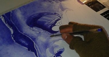 قارئ يشارك صحافة المواطن بلوحاته الفنية بالقلم الجاف والألوان الخشبية