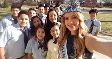ملكة جمال العالم تتبرع بمكتبتها لمدرسة محلية بالولايات المتحدة