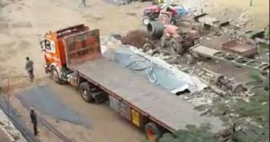 بالفيديو.. مخزن حديد تسليح يهدد مبانى شارع مسجد الشهيد بالمريوطية بالانهيار