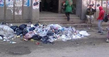 صورة.. تراكم القمامة أمام مستشفى ميت غمر العام بمحافظة الدقهلية
