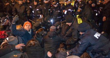 بالصور.. الشرطة تفرق محتجين يغلقون أبواب البرلمان البولندى وسط أزمة سياسية