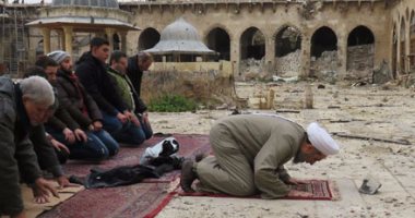 سوريون يؤدون الصلاة فى المسجد الأموى رغم القصف