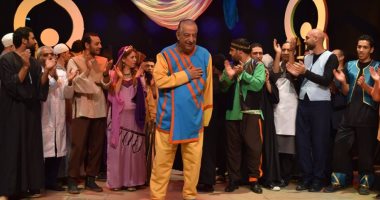 ننشر الصور الأخيرة لأحمد راتب وهو يحيى جمهوره على مسرح "بلد السلطان"