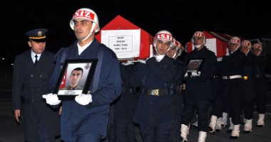 بالصور.. جنازة عسكرية للجنود قتلى انفجار سيارة ملغومة فى تركيا