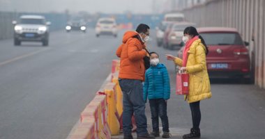 بالصور...الصين تتحدى الضباب الدخانى بالخروج إلى المتنزهات