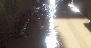 بالصور.. شارع العمدة بمطوبس يغرق فى مياه الصرف الصحى