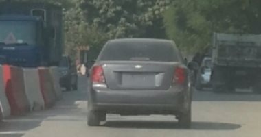 قارئ يرصد سير سيارة بدون لوحات معدنية بشارع الكورنيش فى أسيوط 