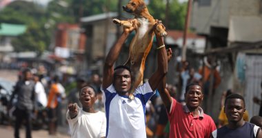 بالصور...مواطن يتظاهر بكلب فى الكونغو ويطالب الرئيس جوزيف كابيلا بالتنحى