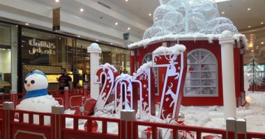 بالصور .. بابا نويل وشجرة الكريسماس يزينان محلات ومطاعم الإسكندرية