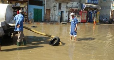 قطع المياه عن شارع سيدى عبد الرحيم بطريق مصنع الغزل فى قنا لكسر ماسورة