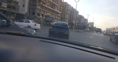 سيارة بدون لوحة معدنية تسير فى شارع عباس العقاد بمدينة نصر