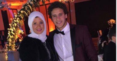 رمضان صبحى ينشر صورته مع خطيبته فى زفاف حارس الأهلى معلقا: "حبيبتى"