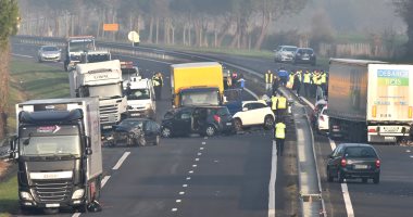بالصور... مصرع أكثر من 5 أشخاص وإصابة 20 فى حادث تصادم غربى فرنسا