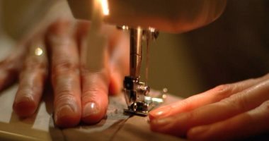 القوى العاملة تدرب سيدات على مهنة الخياطة بجمعية تنمية المجتمع بالوادى الجديد