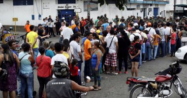 بالصور..آلاف الفنزويليين يعبرون إلى كولومبيا لشراء أغذية غير موجودة فى البلاد