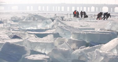 بالصور...الصينيون يستعدون لمهرجان هاربين العالمى لنحت الثلج والجليد