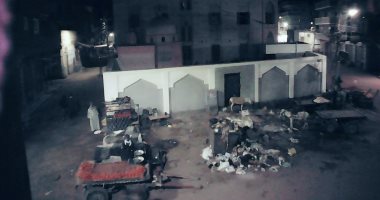 بالصور.. انتشار القمامة والباعة الجائلين أمام معهد الصحابة الأزهرى بجرجا