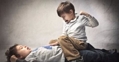 3 أسباب تجعل طفلك أكثر عنفاً .. تجنبيها