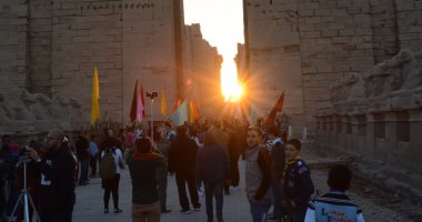 توافد المئات على معبد أبوسمبل لحضور تعامد الشمس
