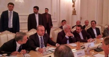 بالصور.. حارس وزير الخارجية الإيرانى يراقب نظيره التركى أثناء لقاء موسكو 