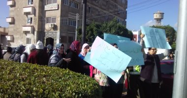 بالصور.. وقفة احتجاجية لطلاب مدرسة اللغات وأولياء الأمور بكفر الشيخ