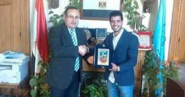عميد هندسة الإسكندرية يكرم طالب حصل على المركز الأول فى مسابقة للتنمية المستدامة بإيطاليا 