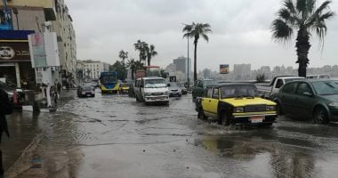 بالصور.. استمرار هطول الأمطار على الإسكندرية وشلل مرورى بالكورنيش