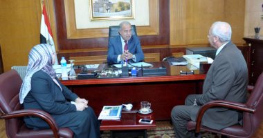 رئيس الوزراء يلتقى محافظ أسوان لمتابعة مشروعات المحافظة 