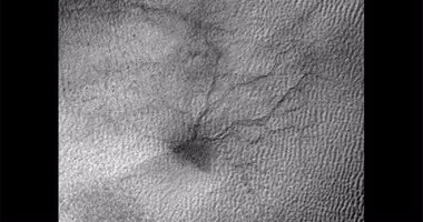 بالصور.. اكتشاف شقوق وقنوات تشبه العناكب على كوكب المريخ