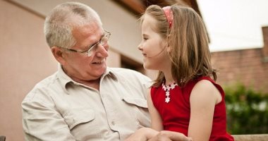 دراسة: كبار السن المهتمون بأحفادهم يعيشون 5 سنوات أطول