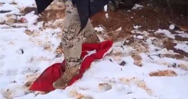 بالفيديو والصور..داعش ينقلب على أردوغان وأفراد التنظيم يدهسون علم تركيا بالأحذية