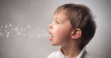 لو بيعانى من صعوبة فى النطق.. 4 نصائح لمساعدة طفلك على الكلام